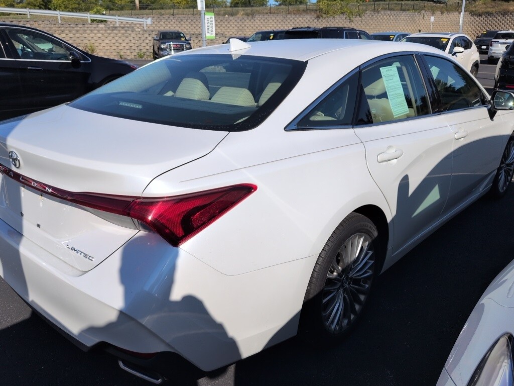 2019 Toyota Avalon Limited photo 2