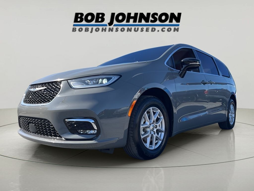 Used 2025 Chrysler Pacifica Select Minivan/Van