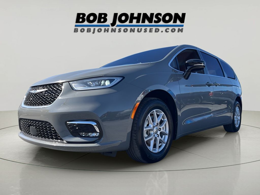 2025 Chrysler Pacifica photo 2