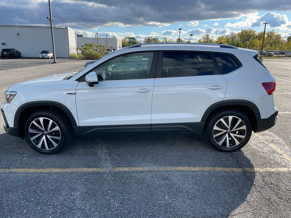 2022 Volkswagen Taos SE photo 2