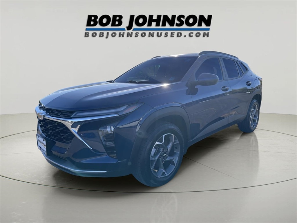 2024 Chevrolet Trax LT photo 2
