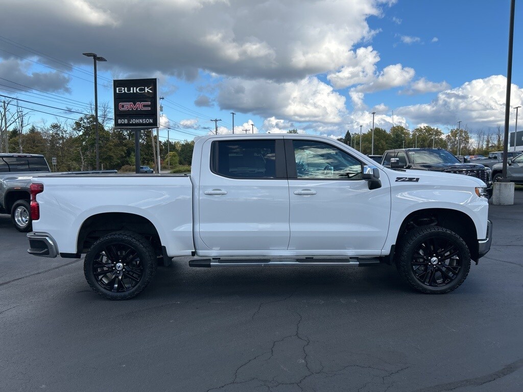 2022 Chevrolet Silverado 1500 LT photo 2