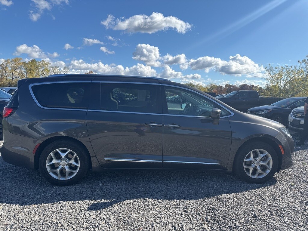 2020 Chrysler Pacifica Touring L photo 2