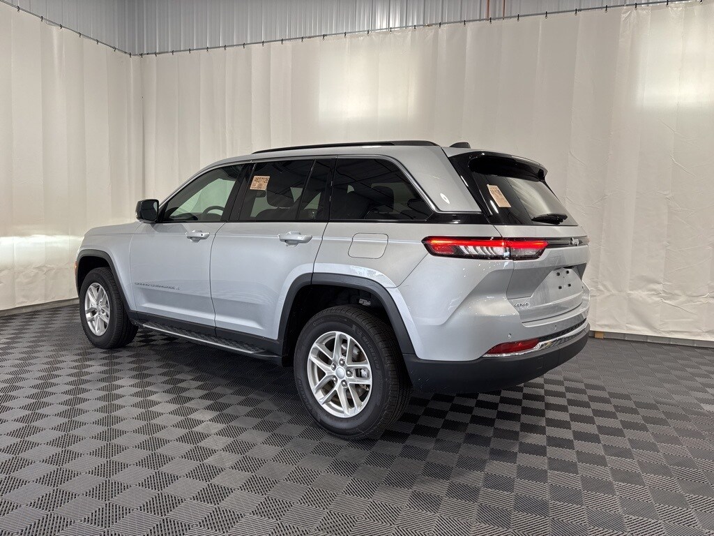 2024 Jeep Grand Cherokee Laredo photo 2