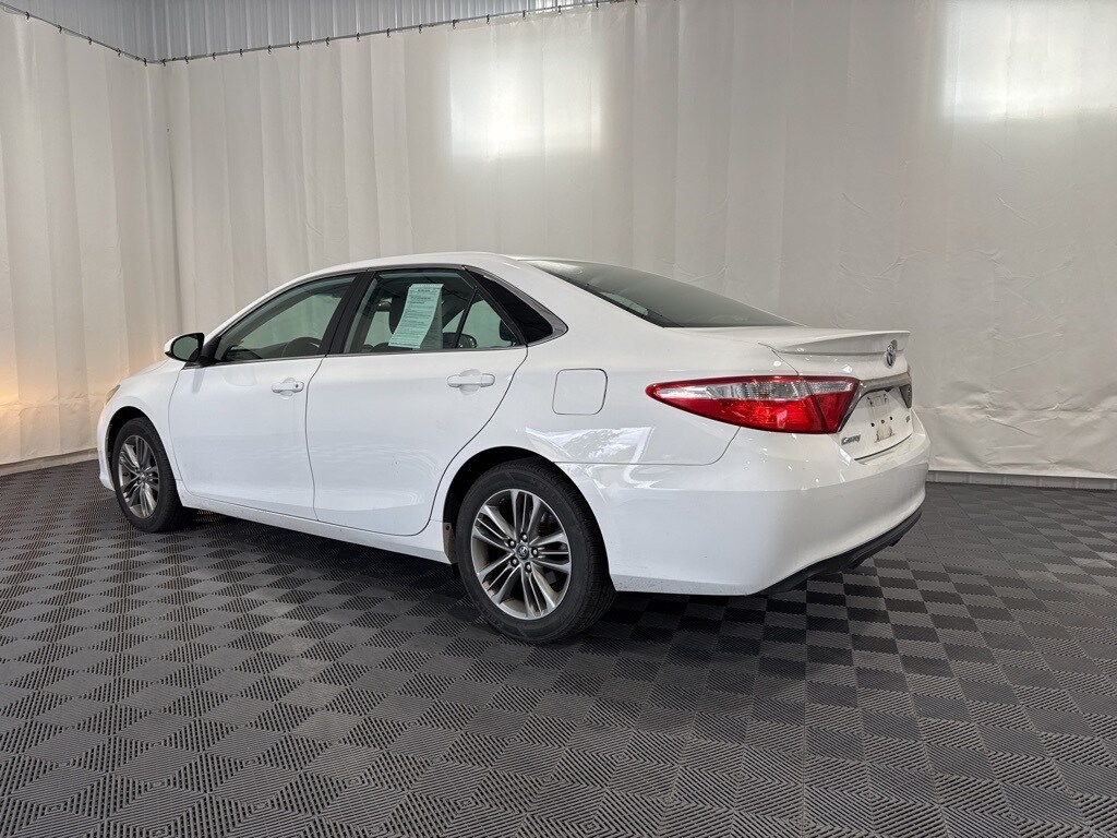 2017 Toyota Camry XLE photo 2