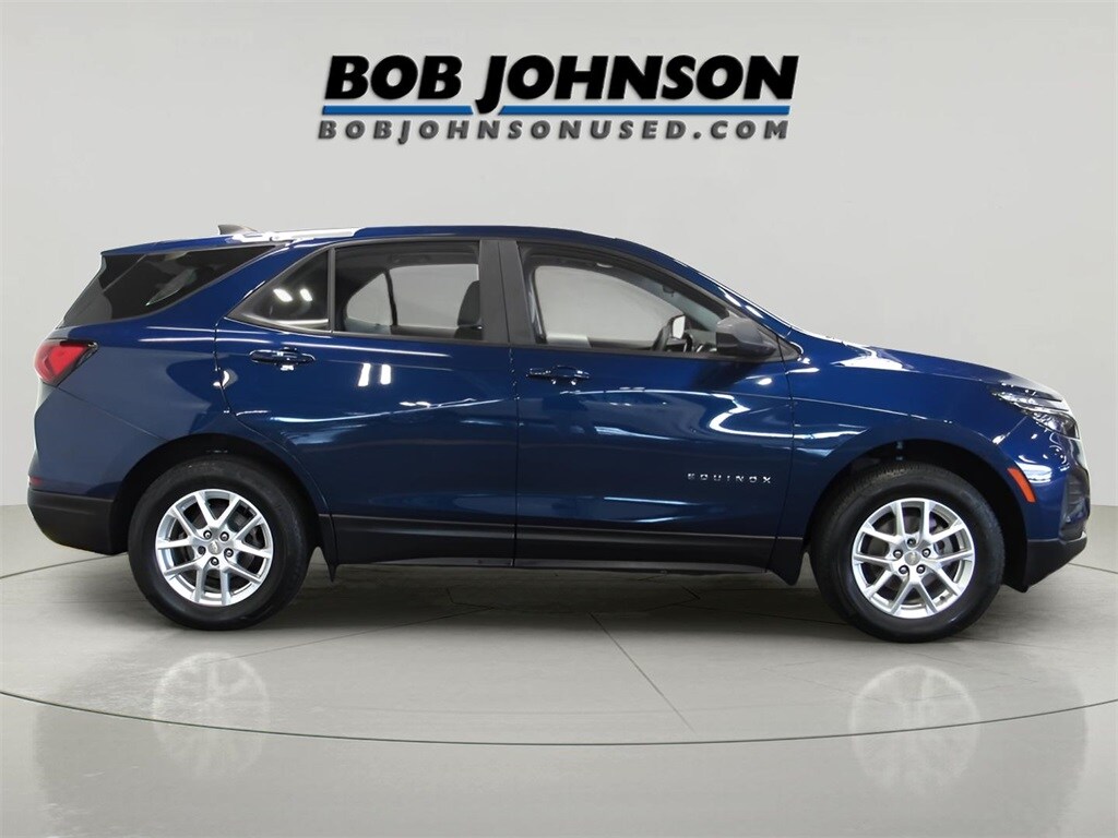 2022 Chevrolet Equinox LS photo 2