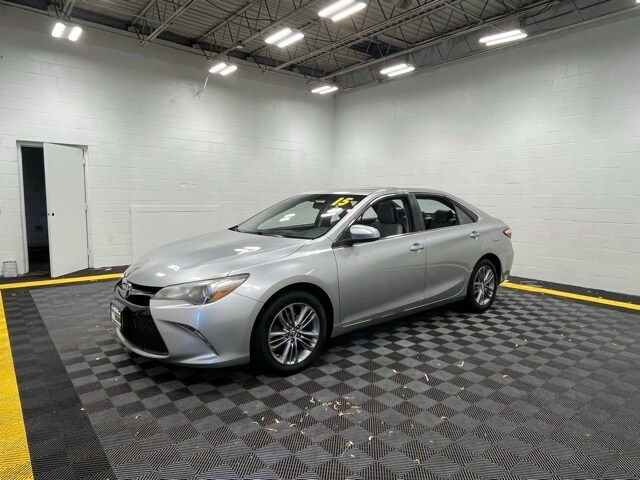 2015 Toyota Camry XLE photo 3