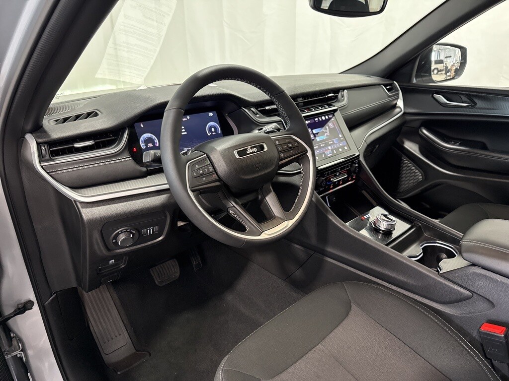 2024 Jeep Grand Cherokee Laredo photo 3