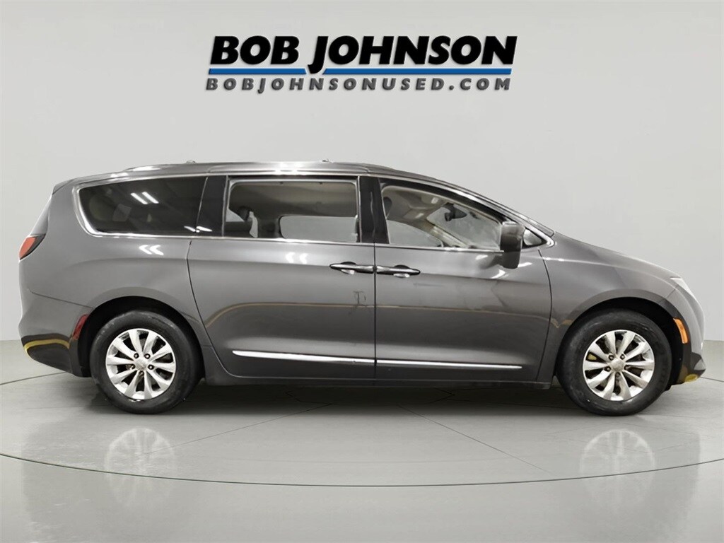 2018 Chrysler Pacifica Touring L photo 3