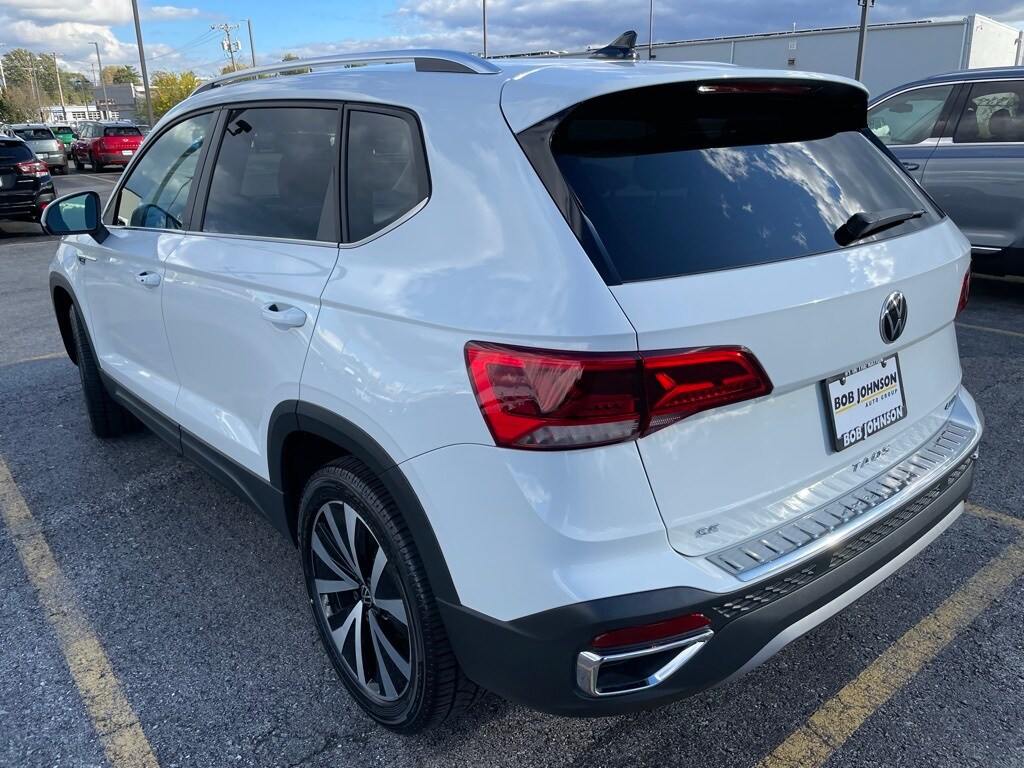 2022 Volkswagen Taos SE photo 3