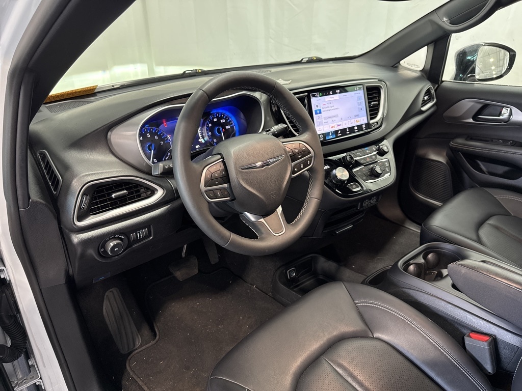 Used 2025 Chrysler Pacifica Select Minivan/Van