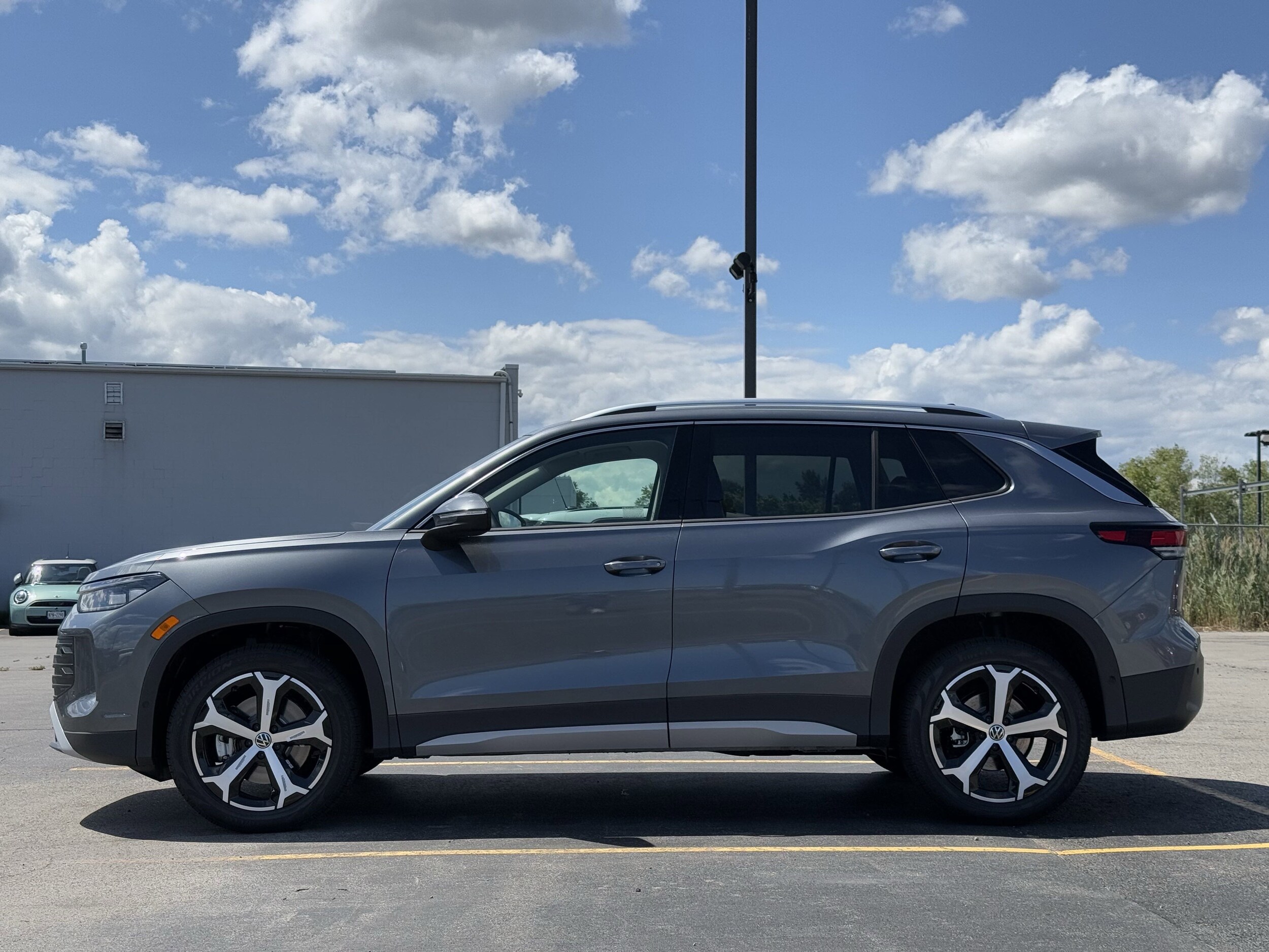 2025 Volkswagen Tiguan SE photo 4