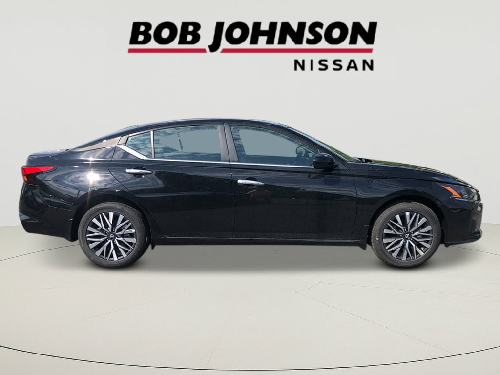 2025 Nissan Altima SV photo 2