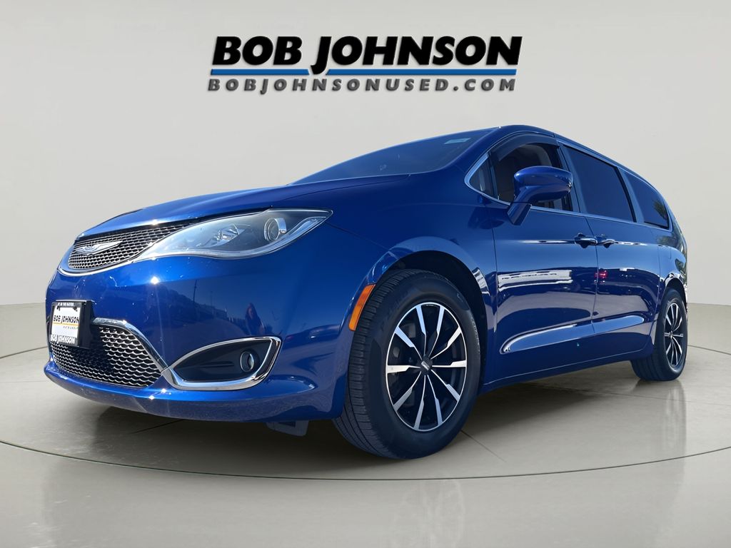 2020 Chrysler Pacifica Touring photo 3