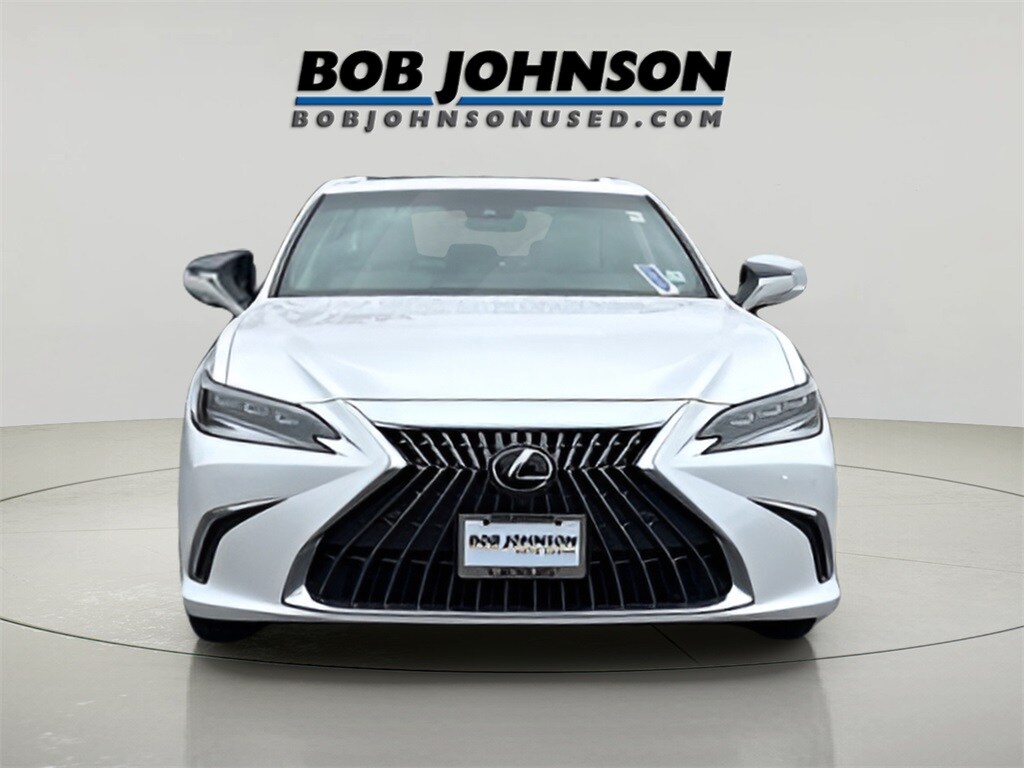 2024 Lexus ES 300h Ultra Luxury photo 2