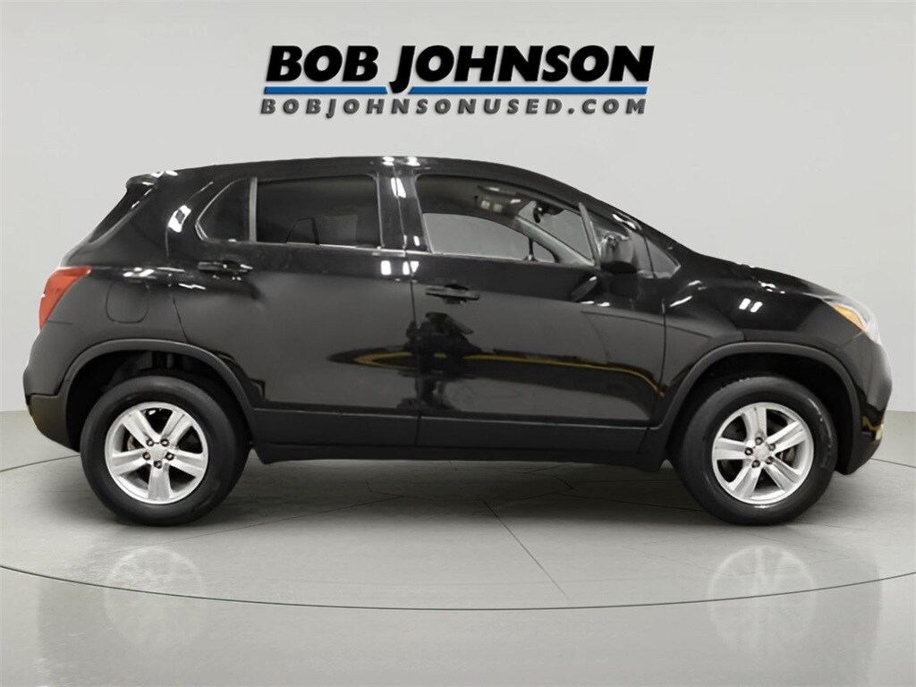 2022 Chevrolet Trax LS photo 3