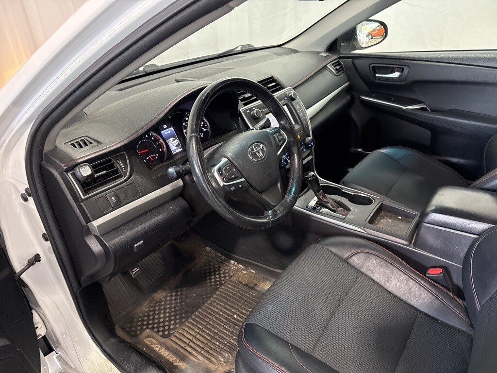2017 Toyota Camry XLE photo 3