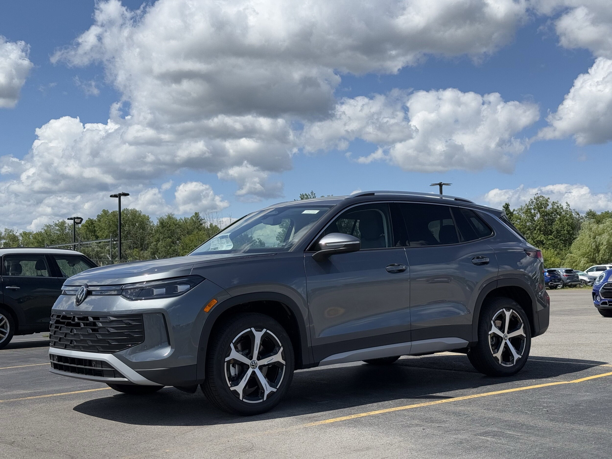 2025 Volkswagen Tiguan SE photo 3