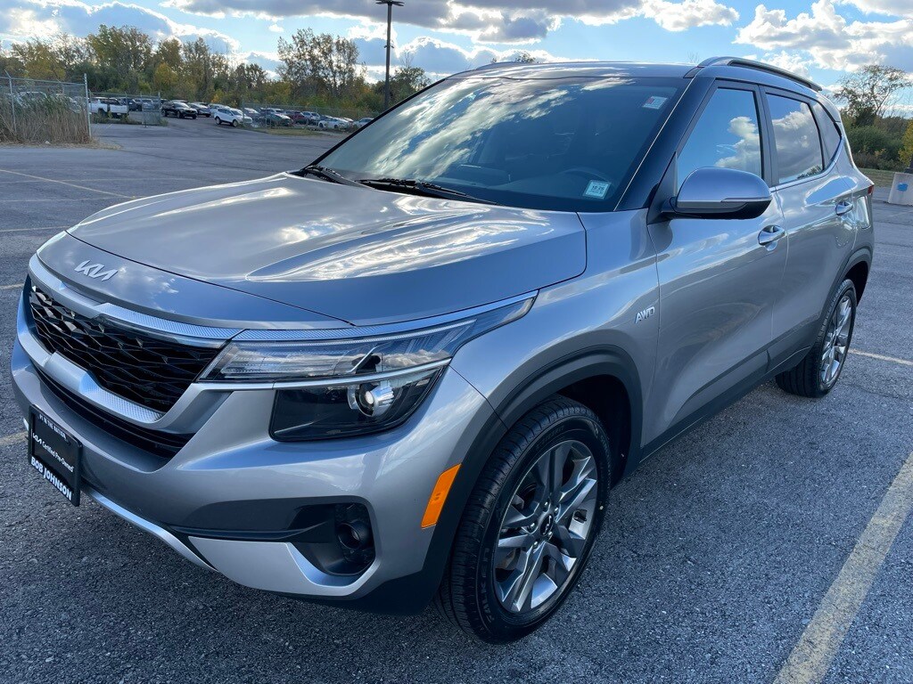 2023 Kia Seltos S photo 2