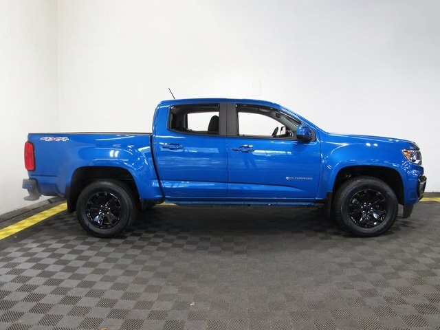 2022 Chevrolet Colorado LT photo 2