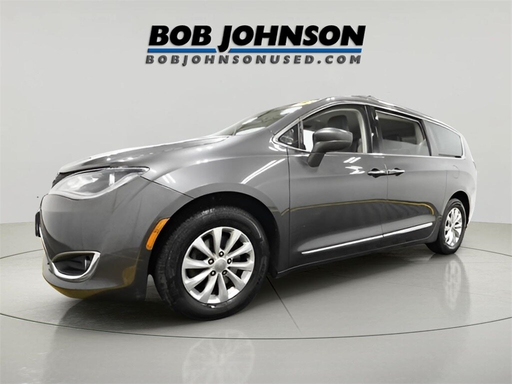 2018 Chrysler Pacifica Touring L photo 2