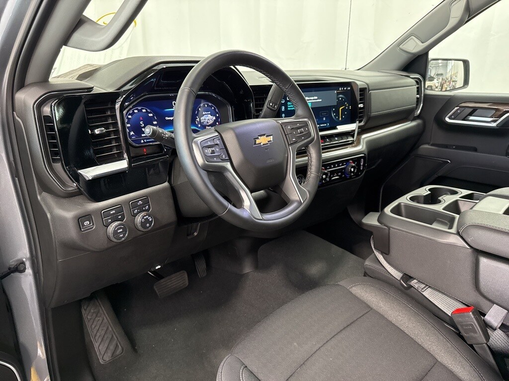 2024 Chevrolet Silverado 1500 LT photo 3