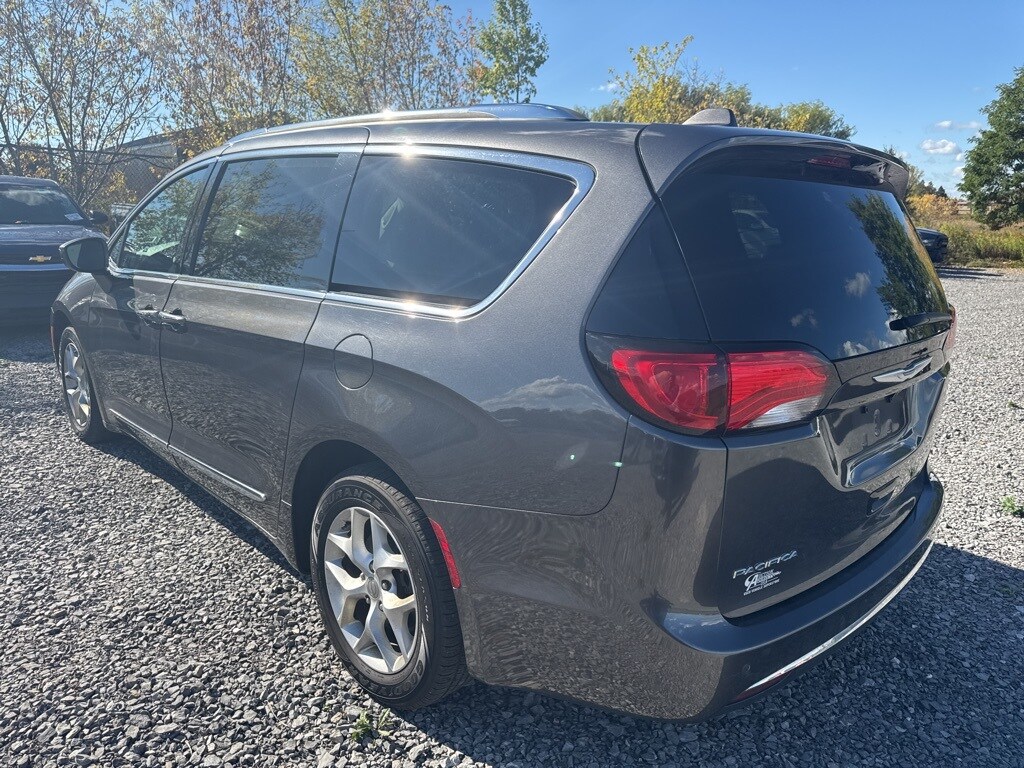 2020 Chrysler Pacifica Touring L photo 4