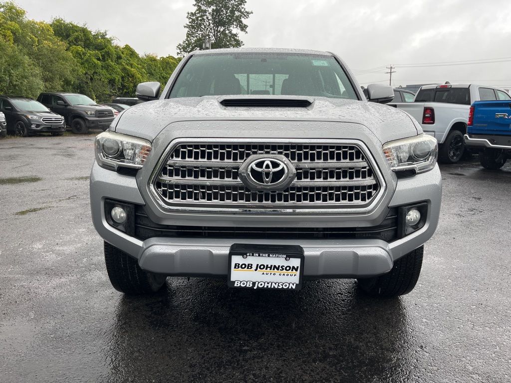 2016 Toyota Tacoma SR5 V6 photo 2