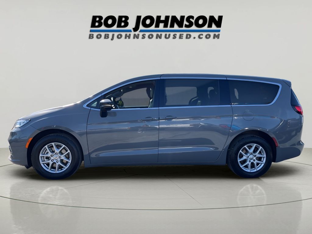 2025 Chrysler Pacifica photo 3