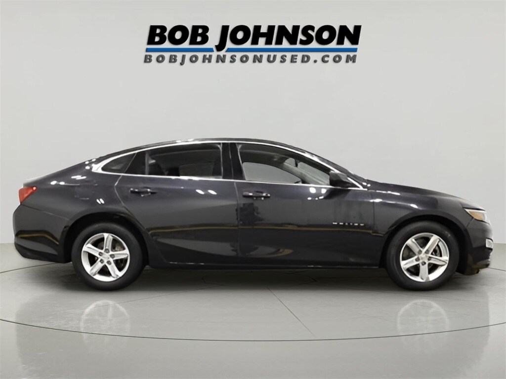 2022 Chevrolet Malibu LS photo 3