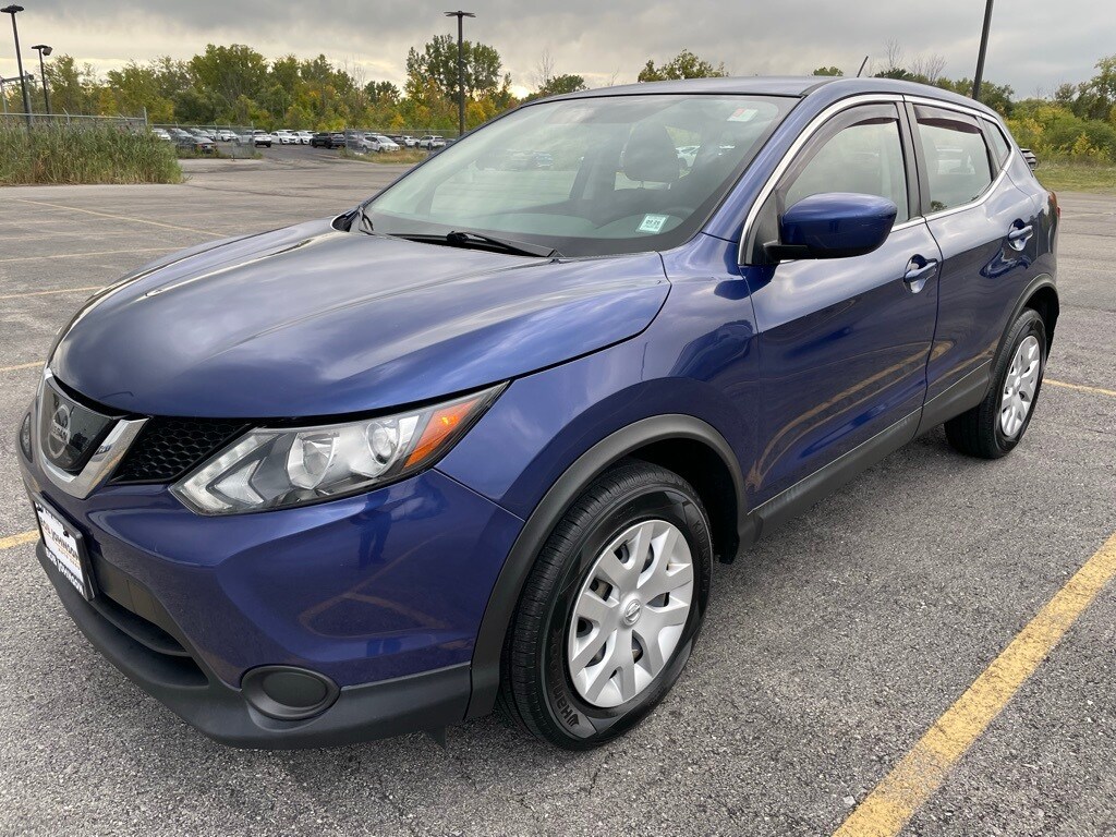 2018 Nissan Rogue Sport S photo 2