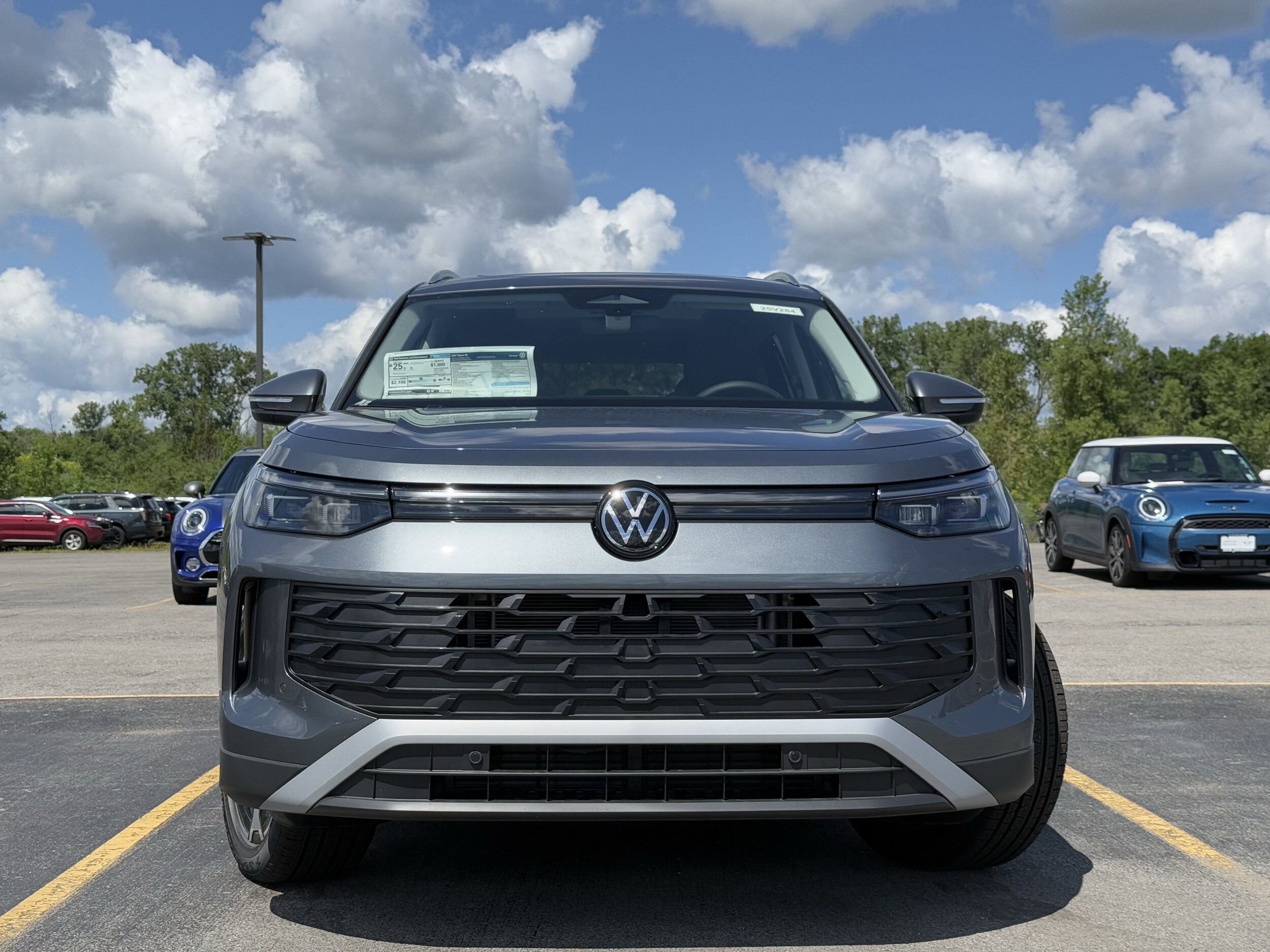 2025 Volkswagen Tiguan SE photo 2
