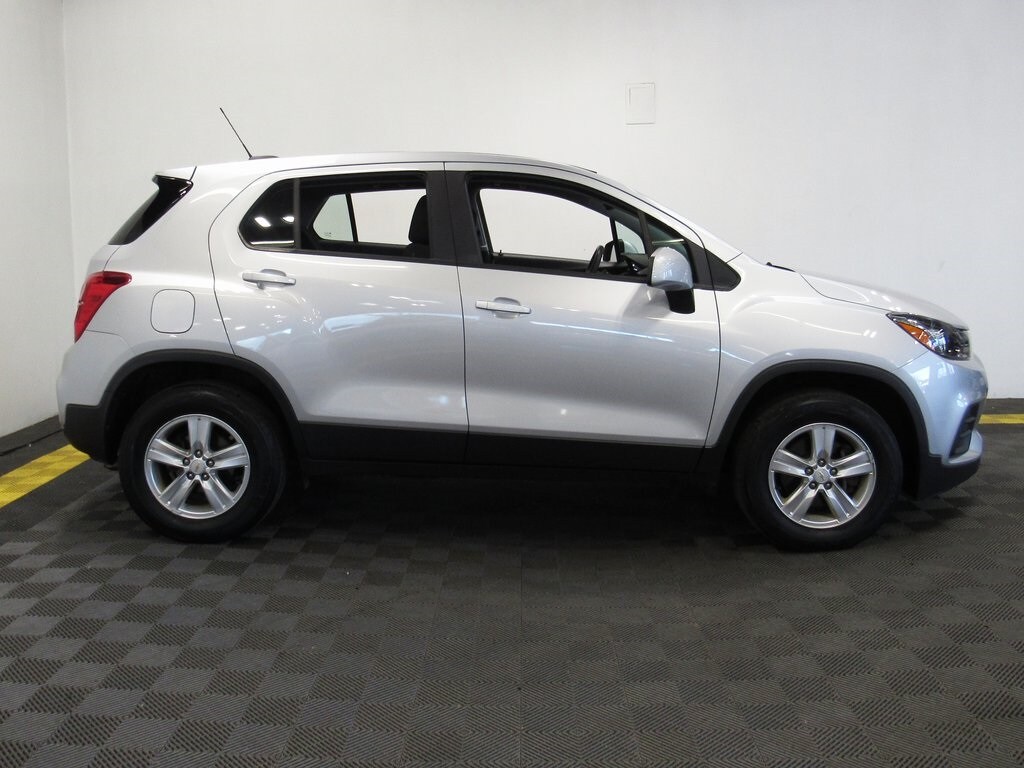 2022 Chevrolet Trax LS photo 3