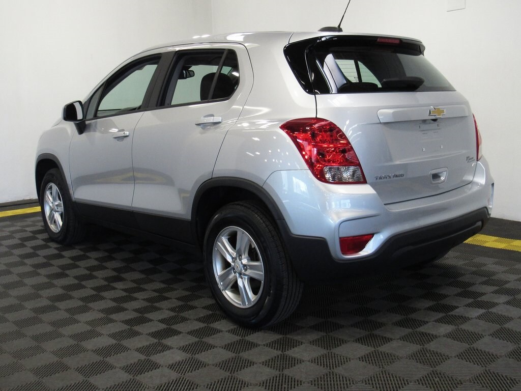 2022 Chevrolet Trax LS photo 2