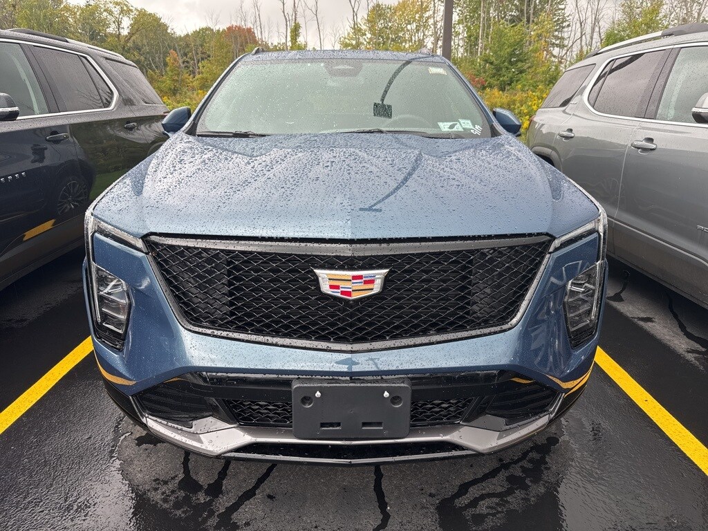 2025 Cadillac XT4 Sport photo 2