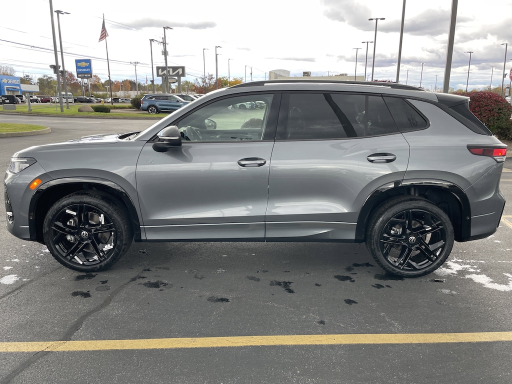 New 2026 Volkswagen Tiguan SE R-Line Black 2.0T SE R-Line Black 4MOTION