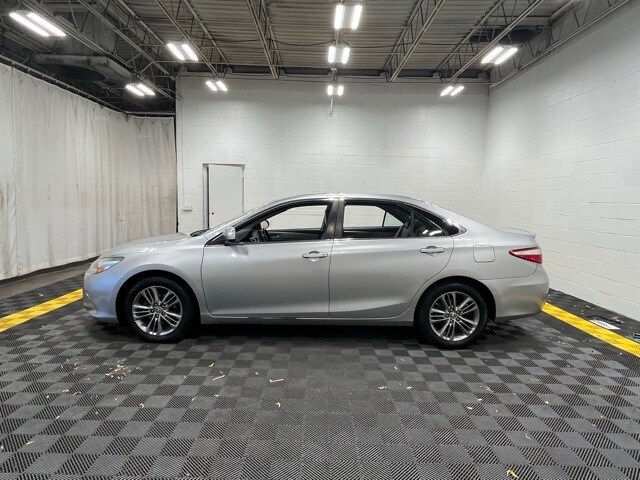 2015 Toyota Camry XLE photo 4
