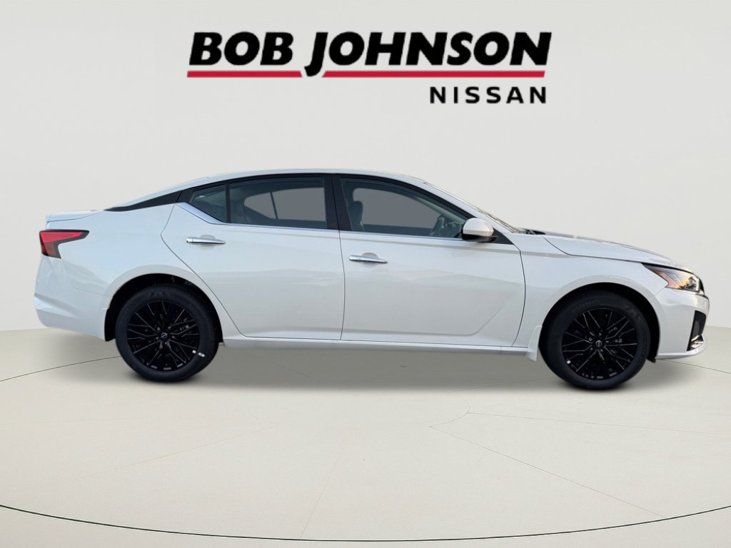 2025 Nissan Altima SV photo 2