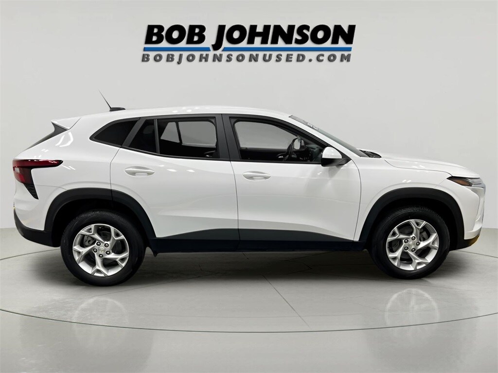2024 Chevrolet Trax LS photo 2