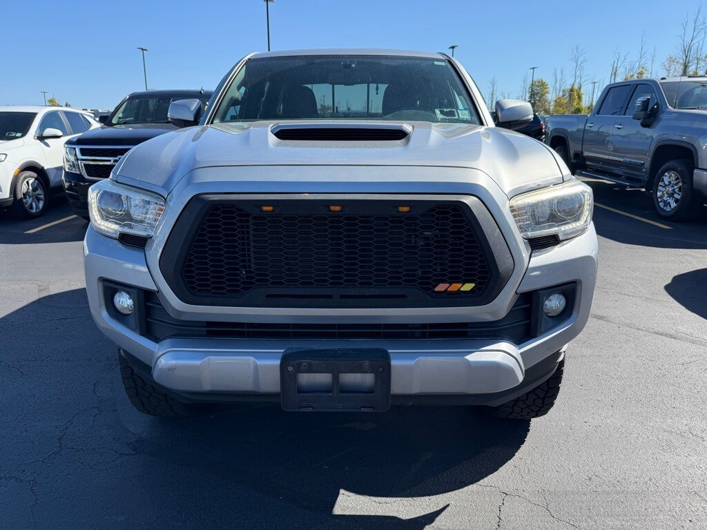 2017 Toyota Tacoma SR5 V6 photo 2