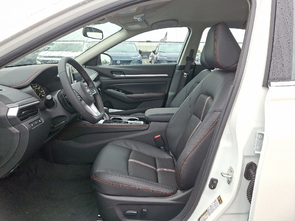 2025 Nissan Altima SR - Photo 6