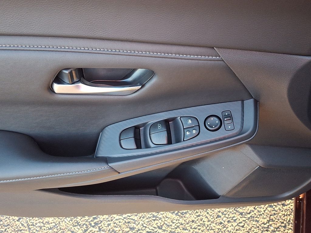 2025 Nissan Sentra SV - Photo 13