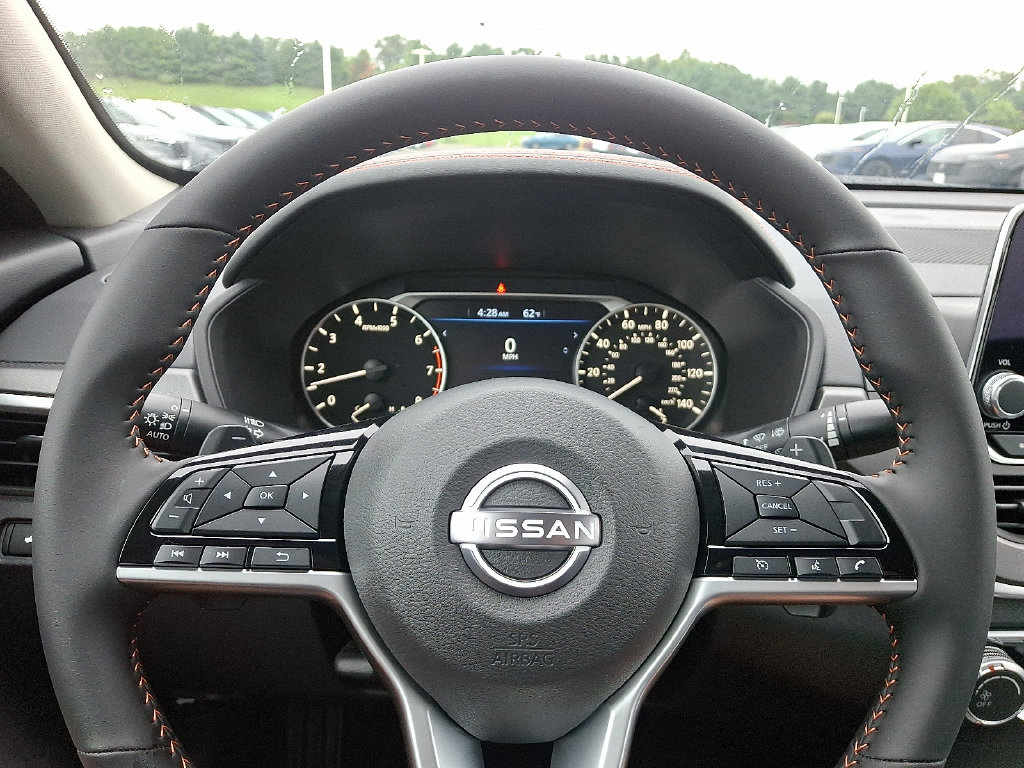 2025 Nissan Altima SR - Photo 9