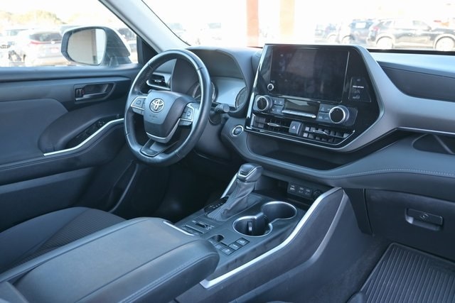 2023 Toyota Highlander LE - Photo 26