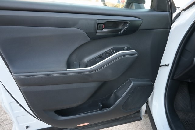 2023 Toyota Highlander LE - Photo 18