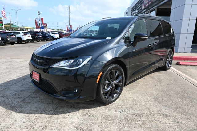 2019 Chrysler Pacifica Limited's photo