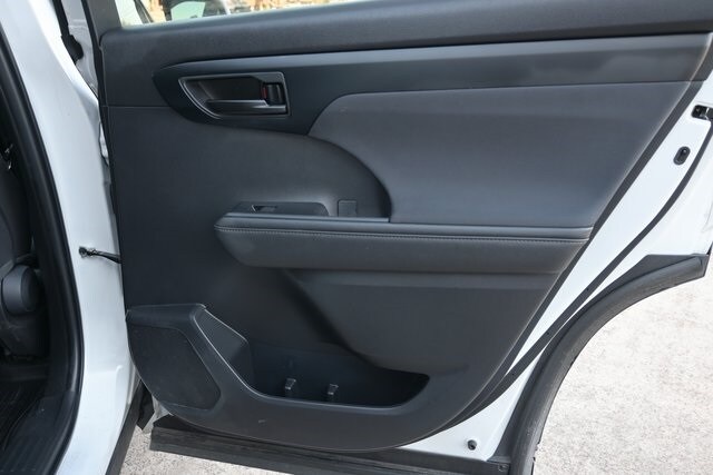 2023 Toyota Highlander LE - Photo 24