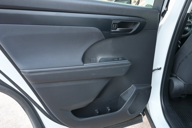 2023 Toyota Highlander LE - Photo 21