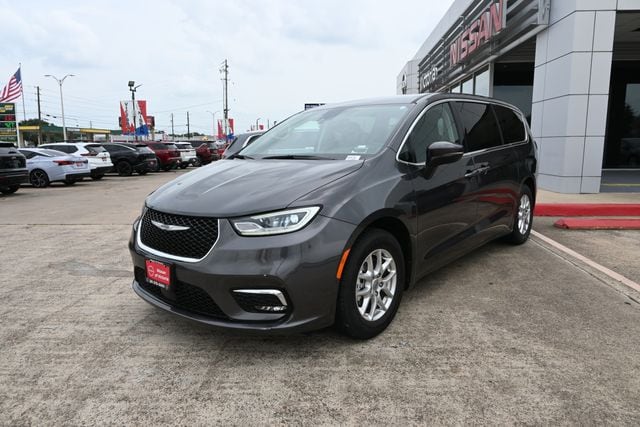 2023 Chrysler Pacifica Touring L's photo