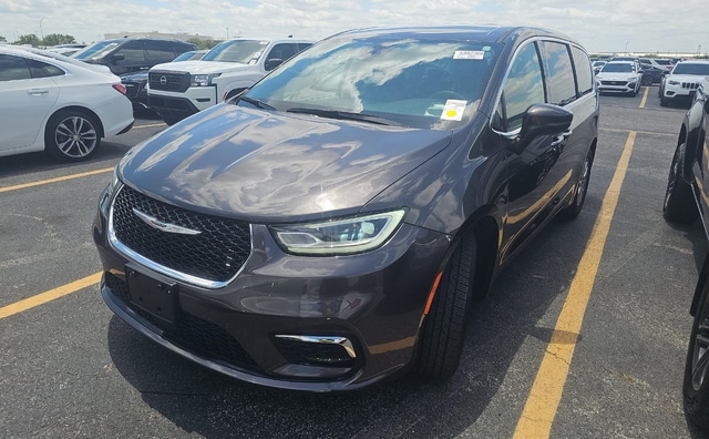 2023 Chrysler Pacifica Touring L's photo